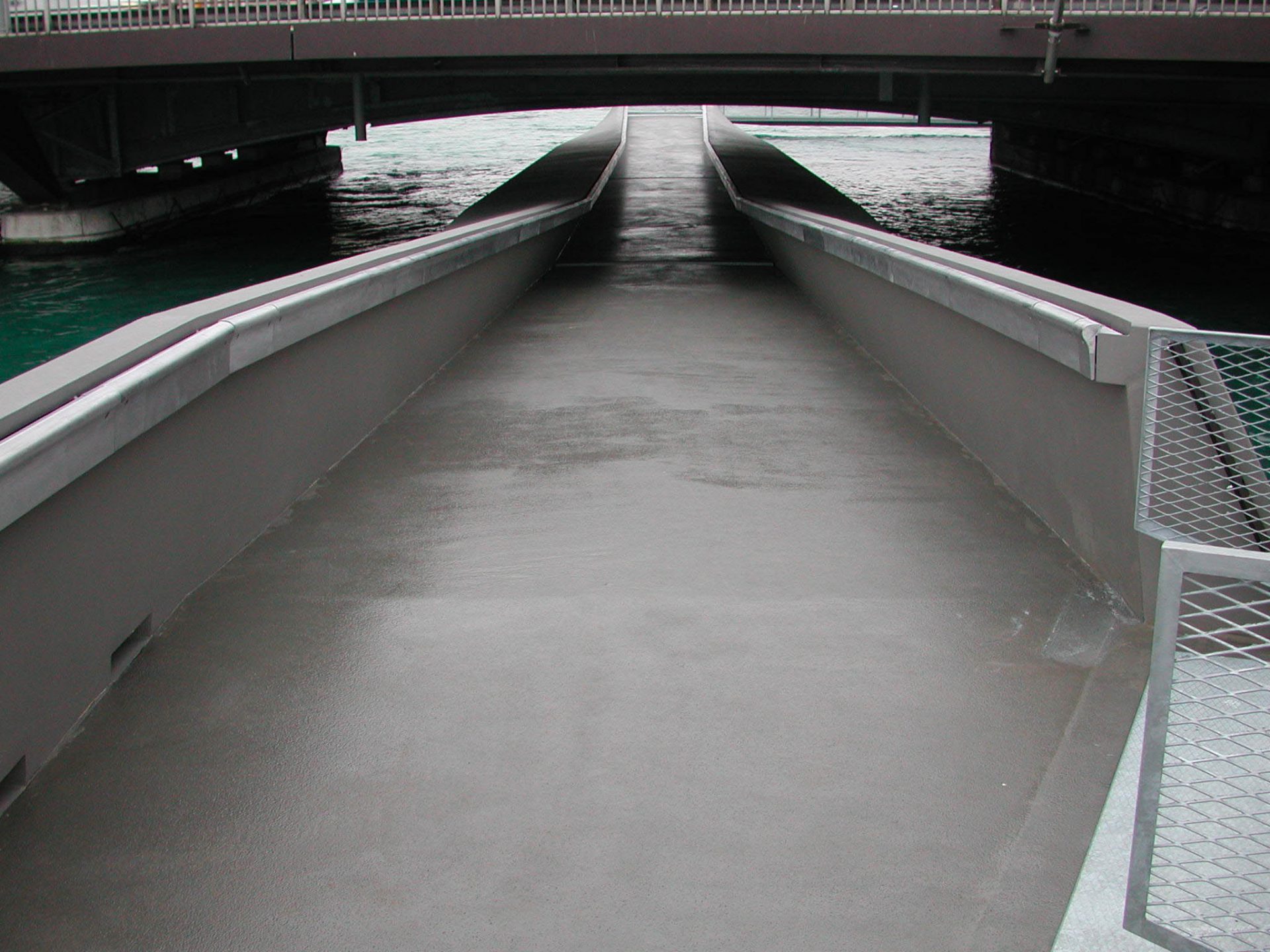 Passage flotant sous le pont du Mont-Blanc