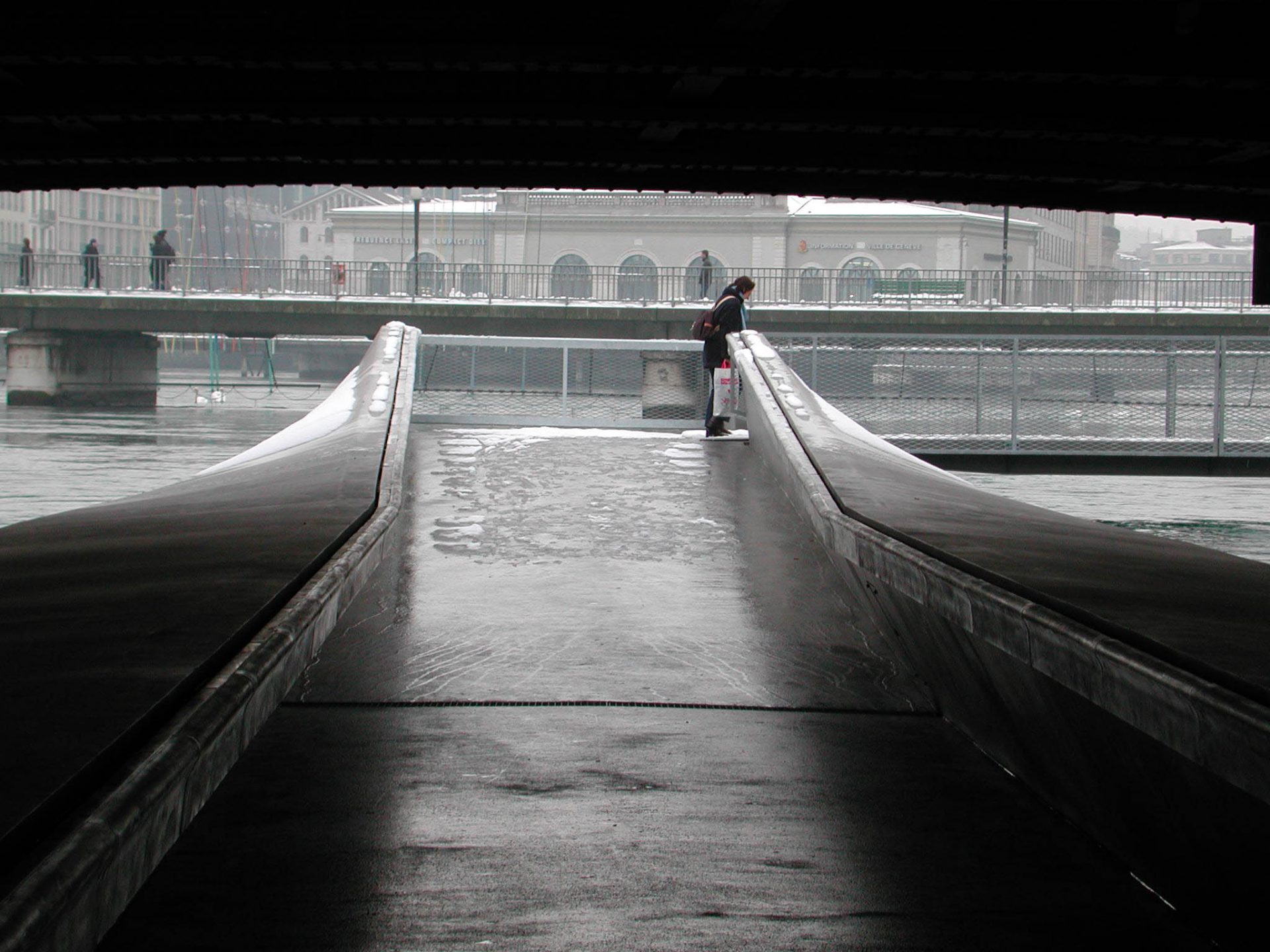 Passage flotant sous le pont du Mont-Blanc