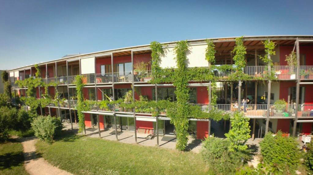 Vue du haut de la façade et toit de l'immeuble de la coopérative CODHA