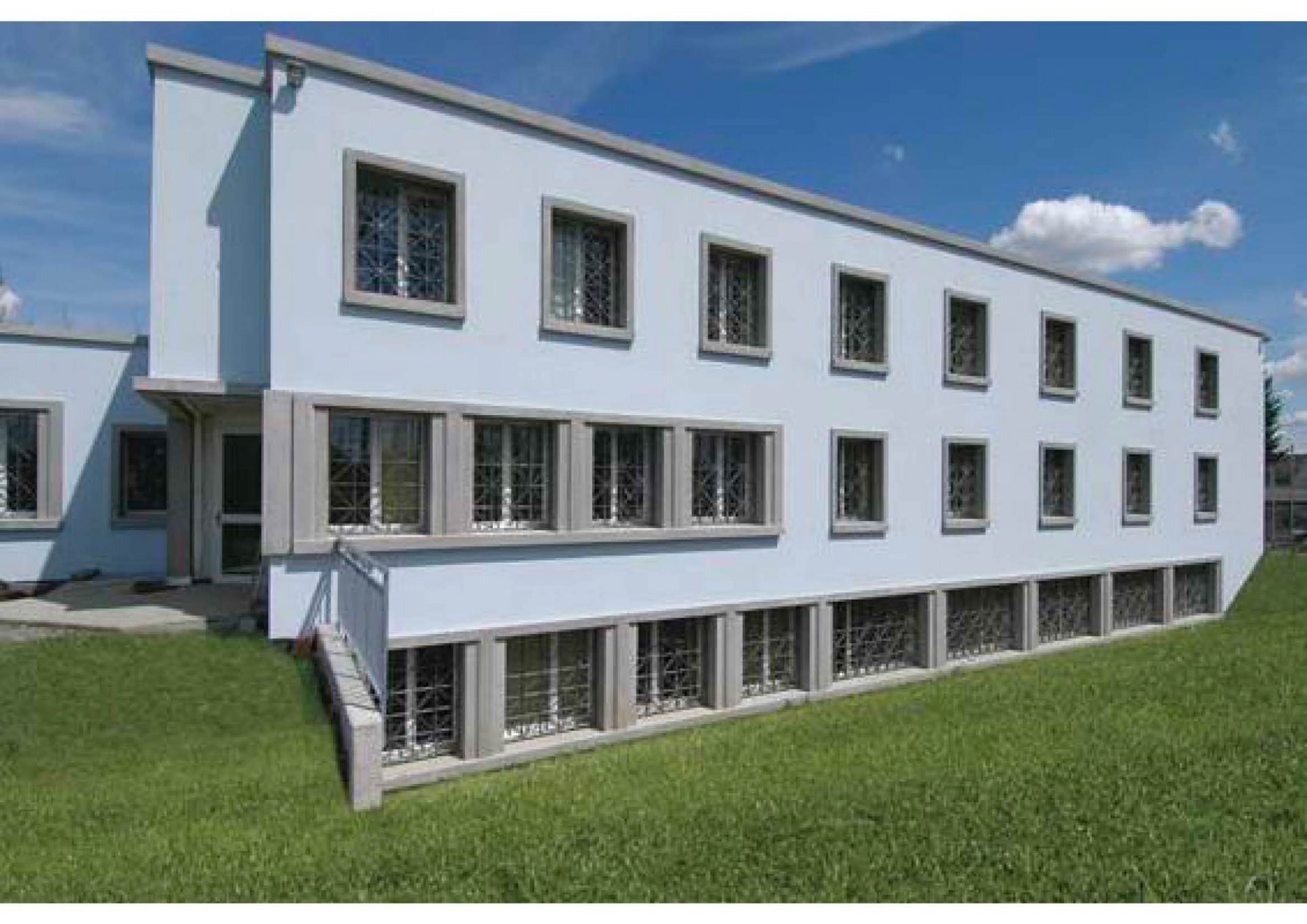 Façade  du centre de détention de la Clairière