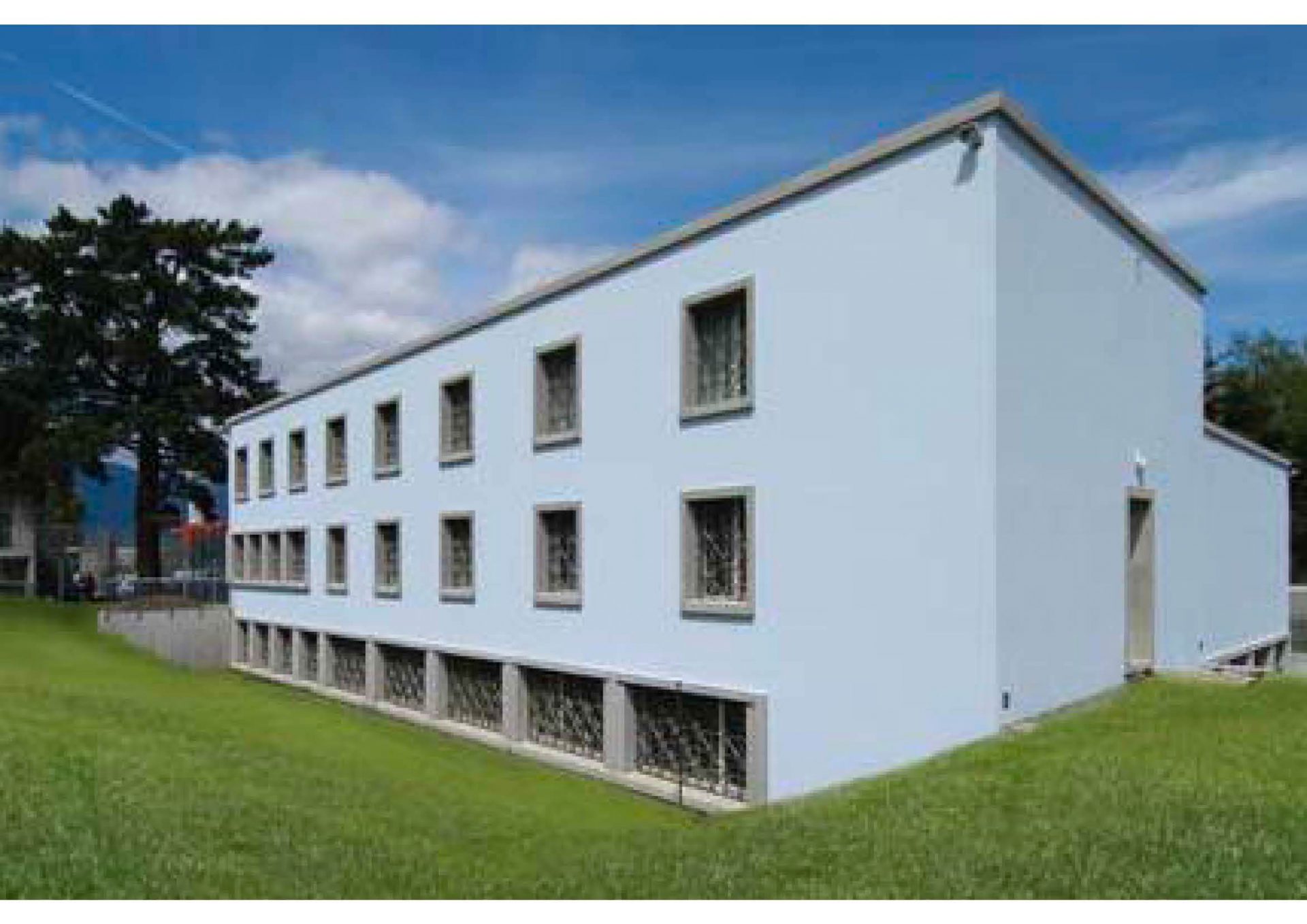 Façade  du centre de détention de la Clairière