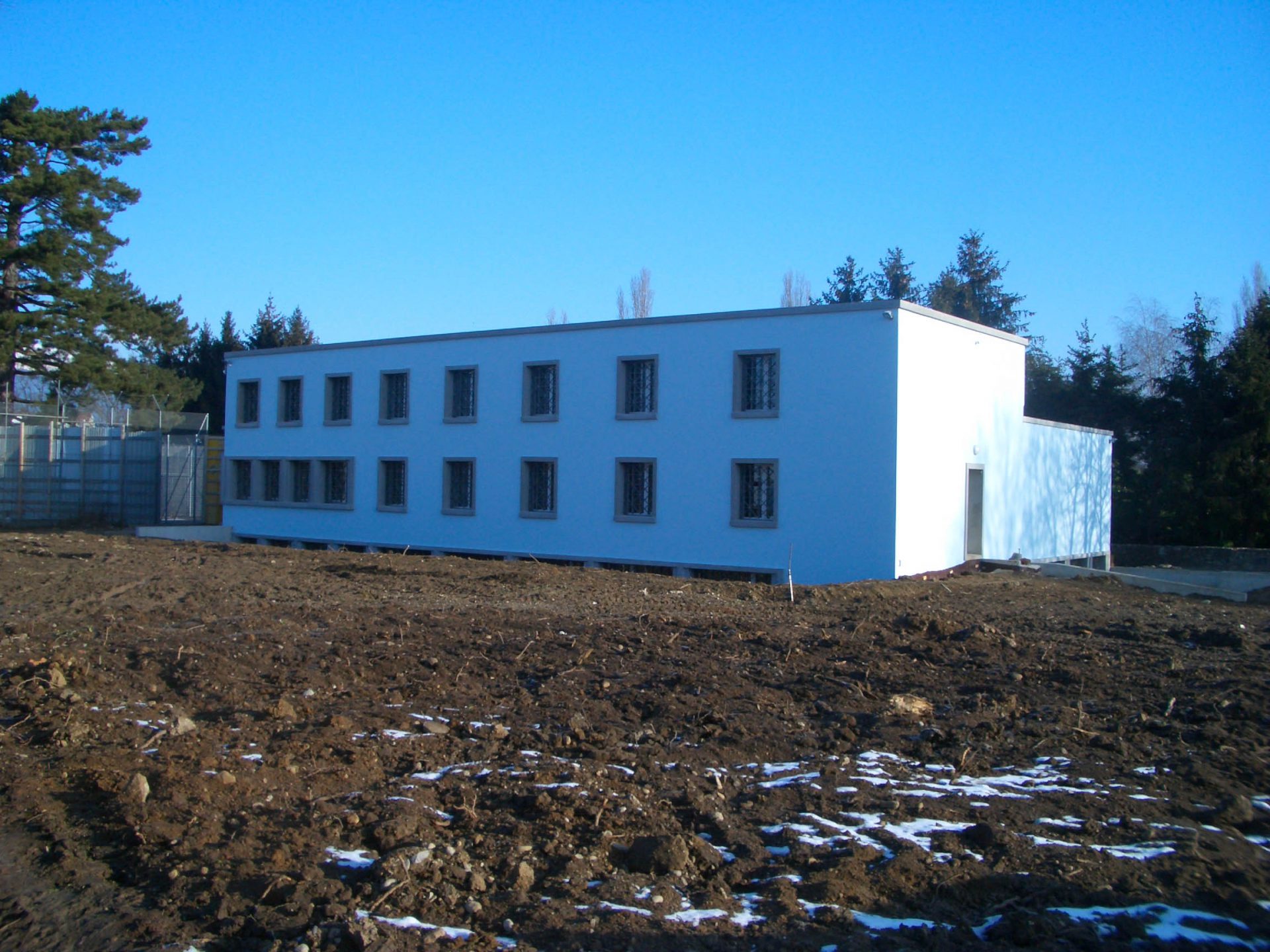 Façade  du centre de détention de la Clairière en construction
