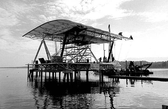Montage de la coquille acoustique de la scène Ella Fitzgerald sur l'eau