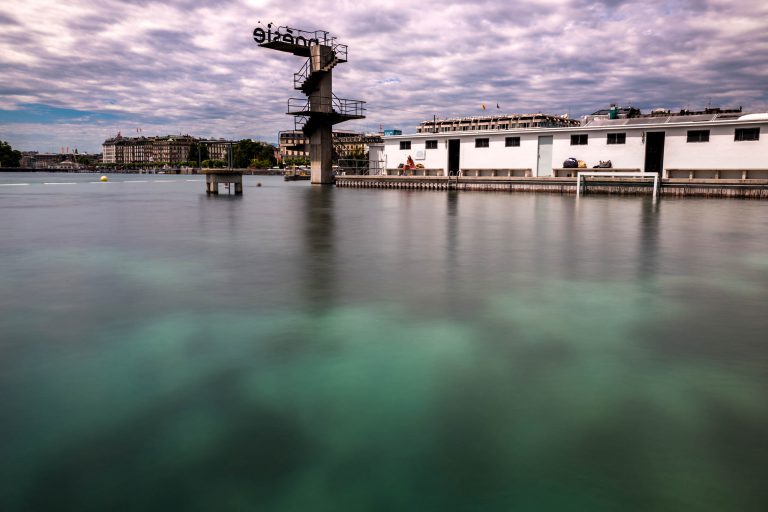 Plongeoir et structure des bains des Pâquis vus depuis le lac