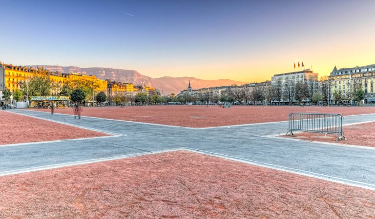 Croisée des cheminements de la plaine de Plainpalais avec la ville et le Salève en fond