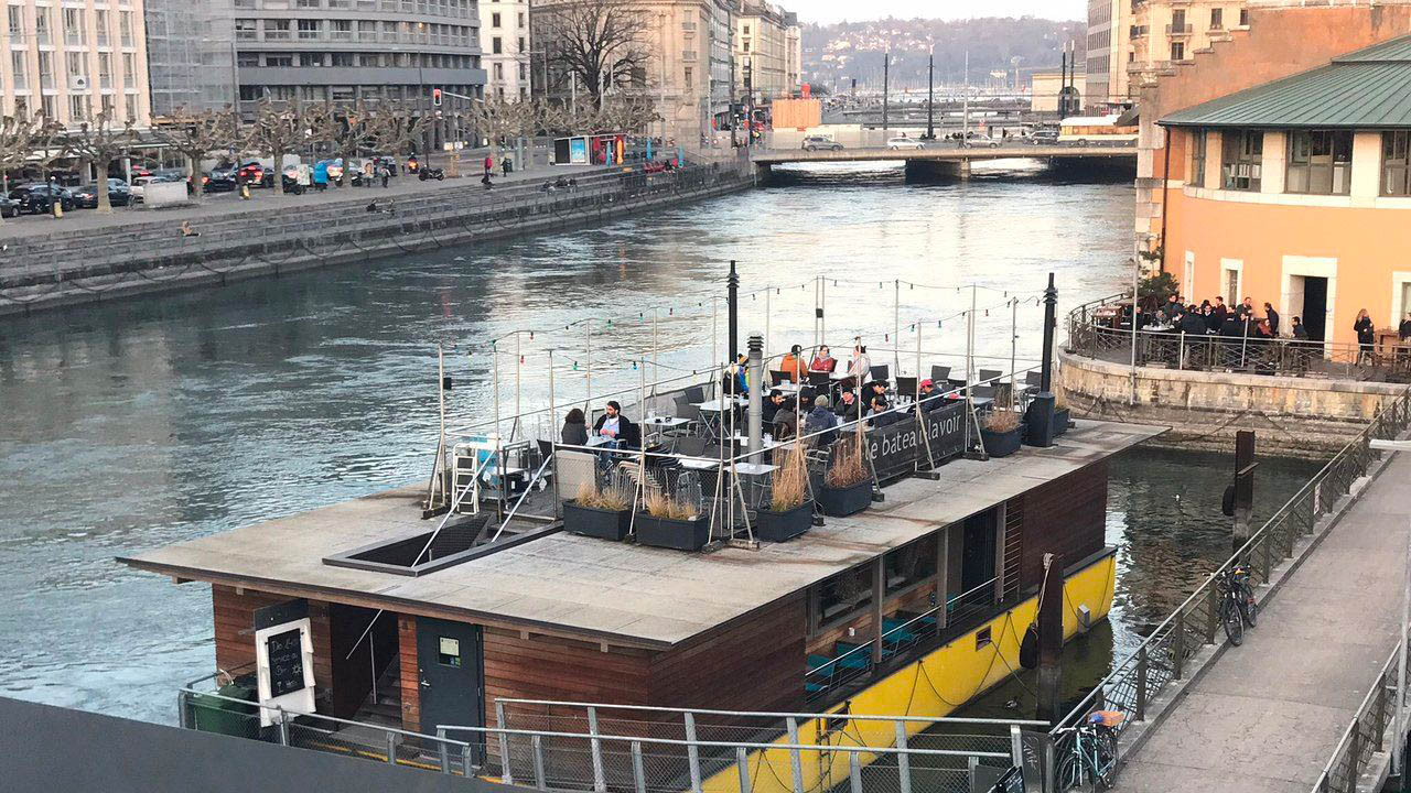 Térasse sur le toit du bateau lavoir