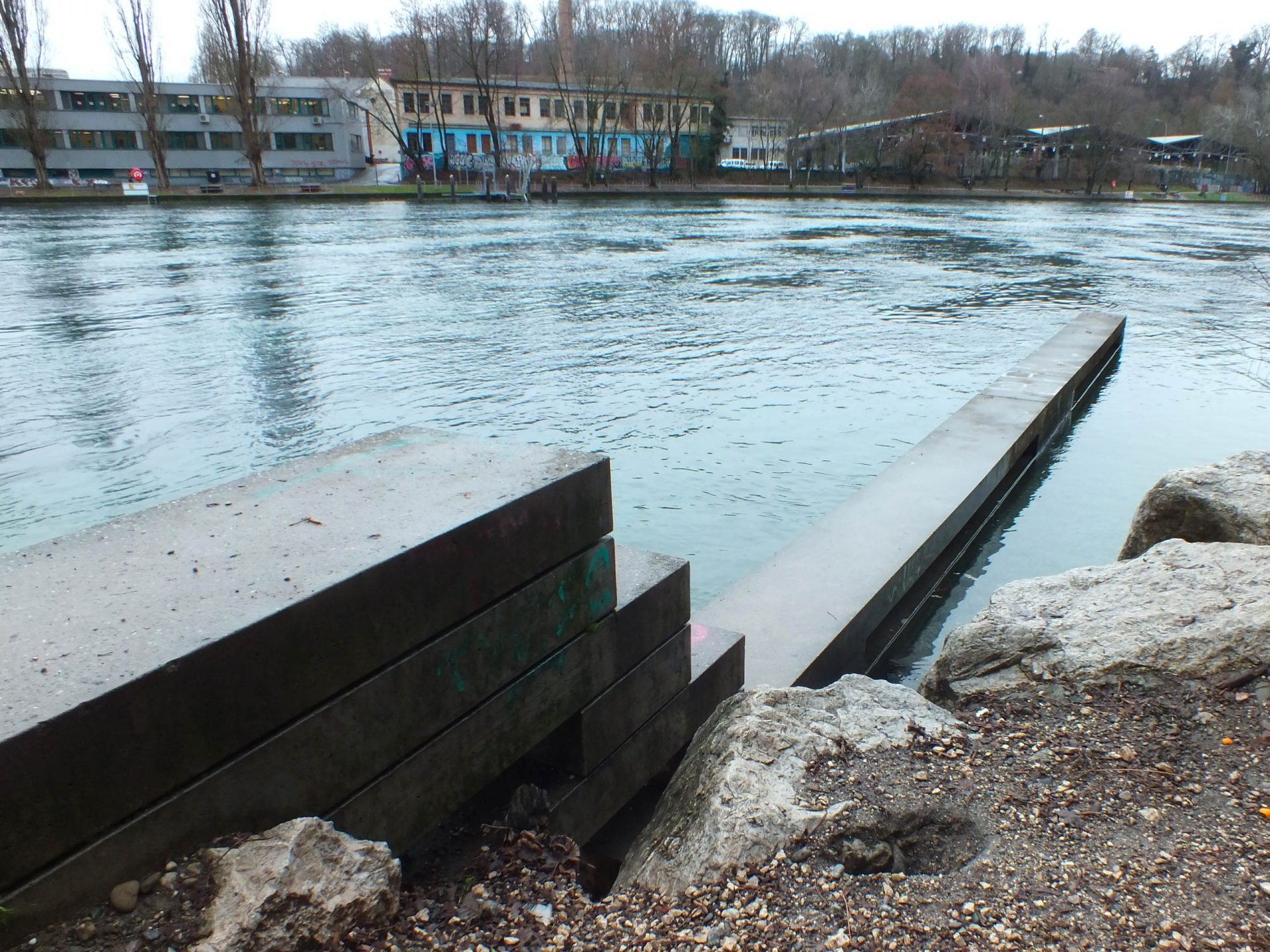 Oeuvre d'art/ponton conceptuel sur la rive droite projet le Fil du Rhône