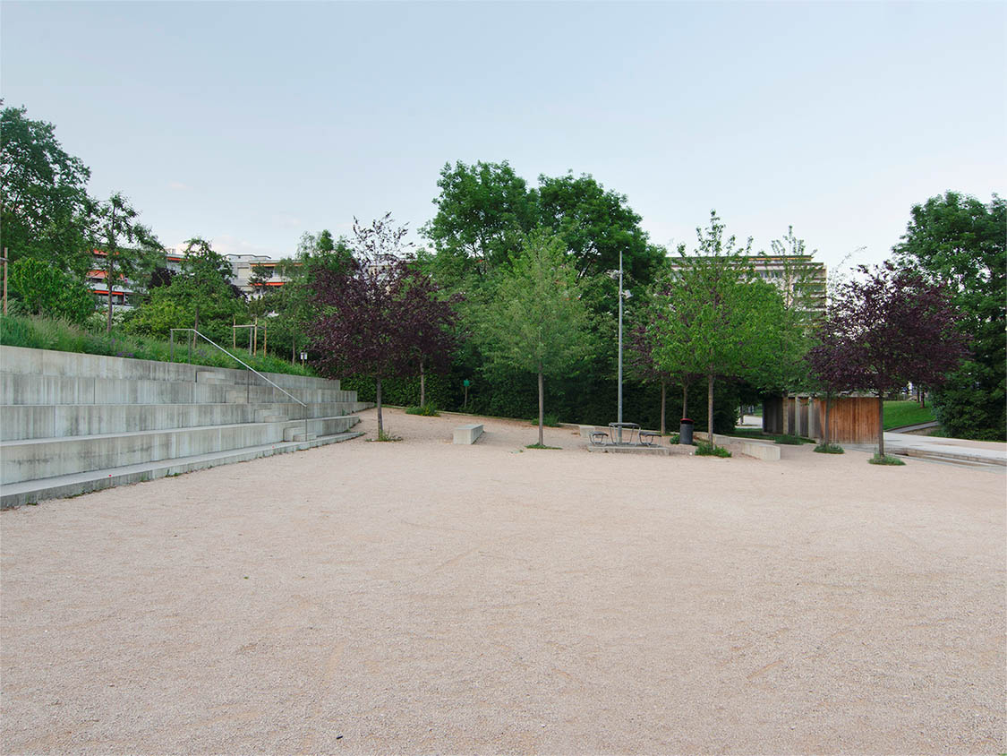 Place et escaliers du parc des Pommiers