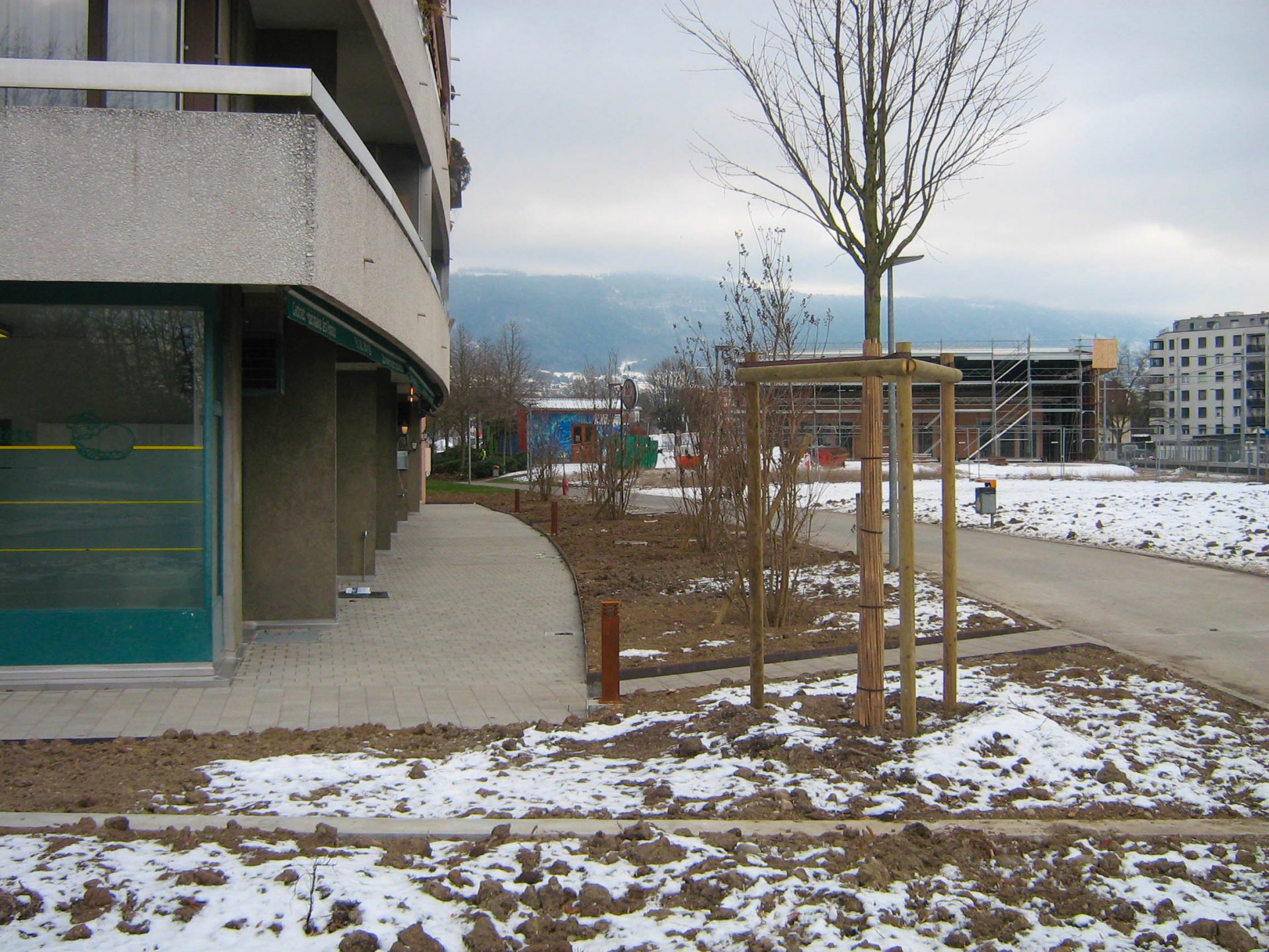 Entrée de l'immeuble d'habitation au chemin des Pontets