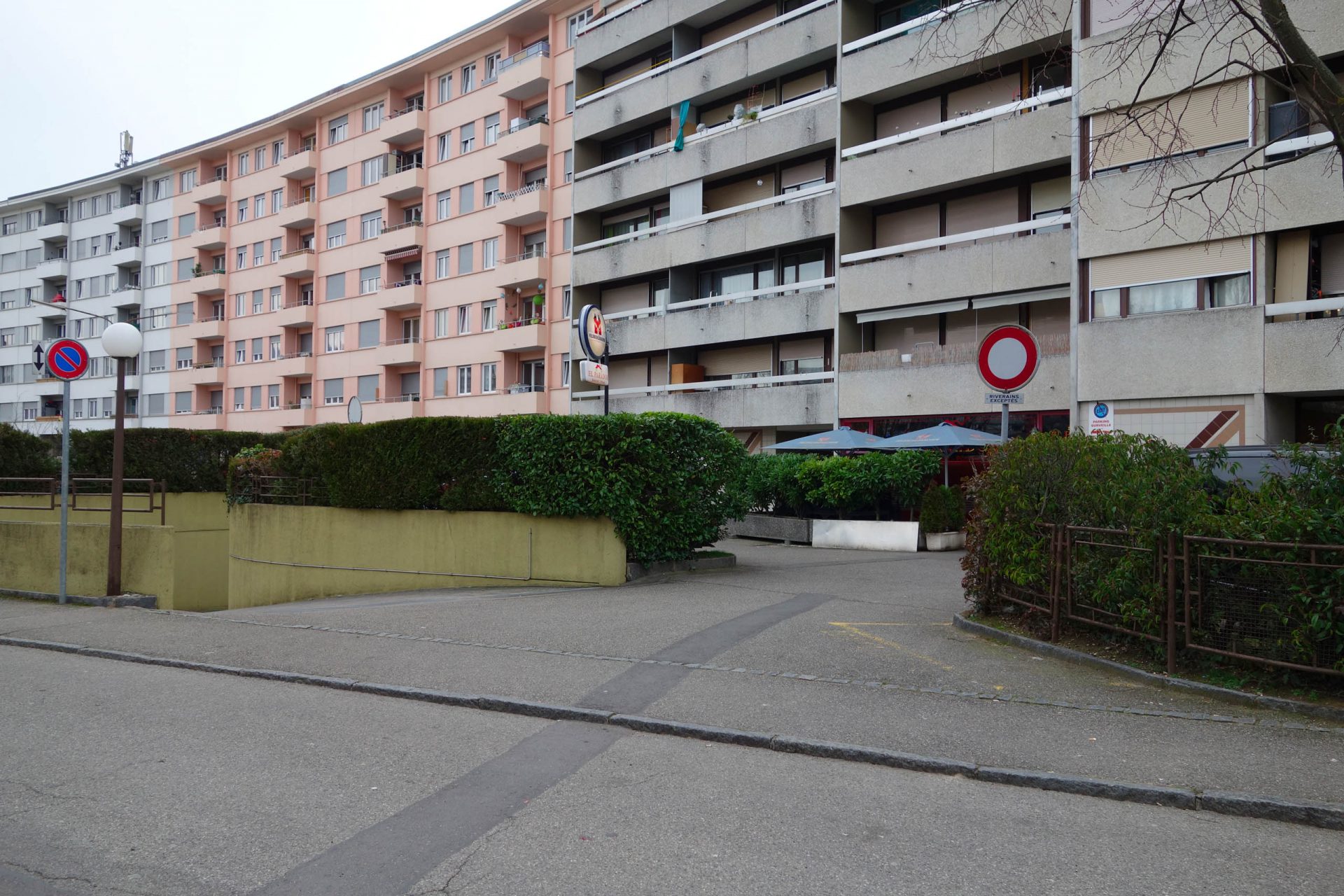 Rampe d'accès au parking sous terrain de l'immeuble d'habitation au chemin des Pontets