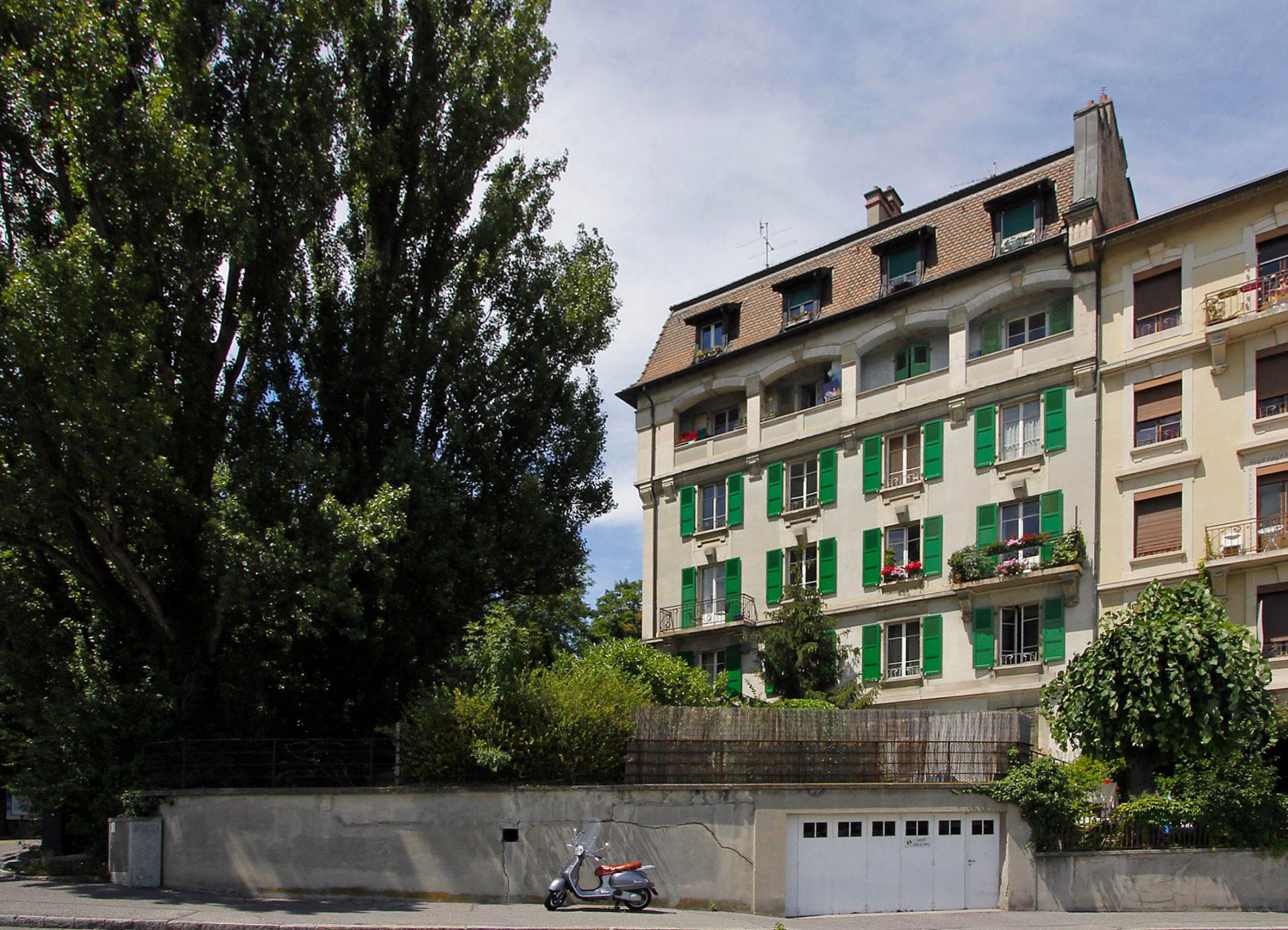 Façade sud de l'immeuble d'habitation à la rue Montbrillant 50