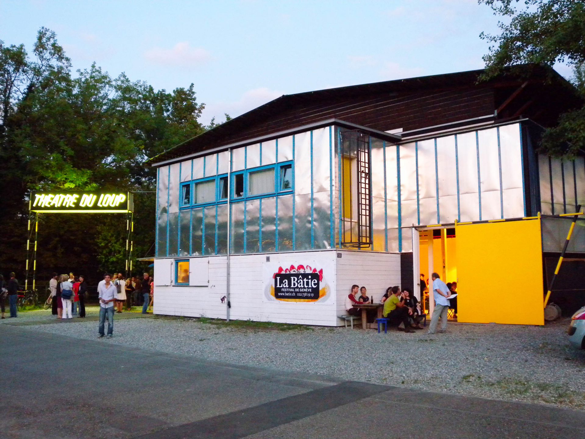 Façade et entrée du théâtre du Loup en couleur avec personnes