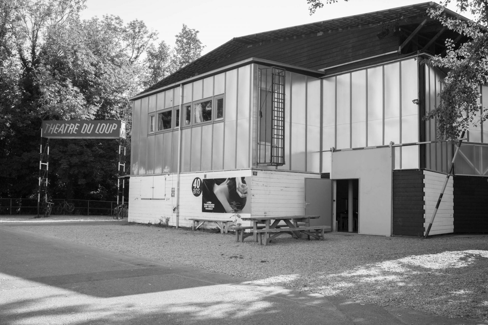 Façade et entrée du théâtre du Loup en noir et blanc
