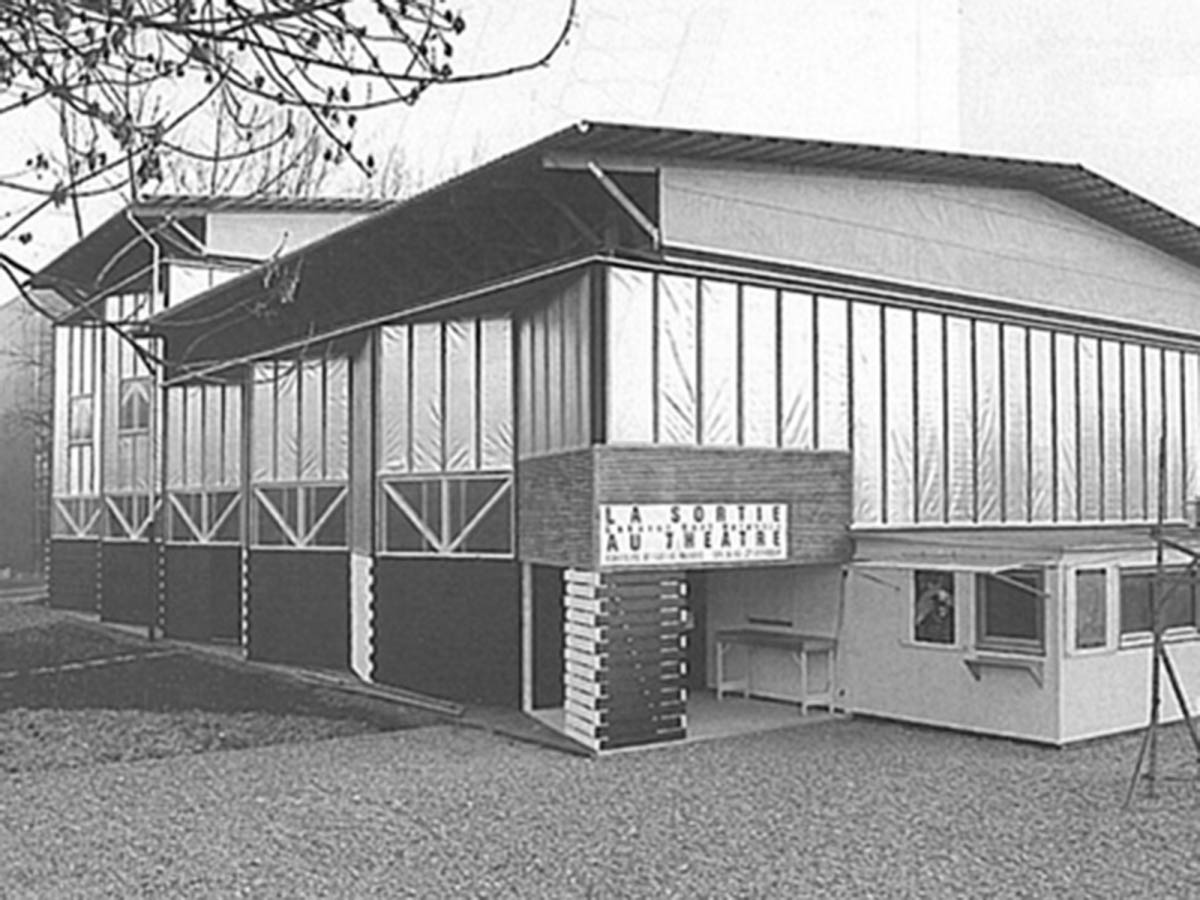 Ancienne entrée et façade du théâtre du Loup en noir et blanc