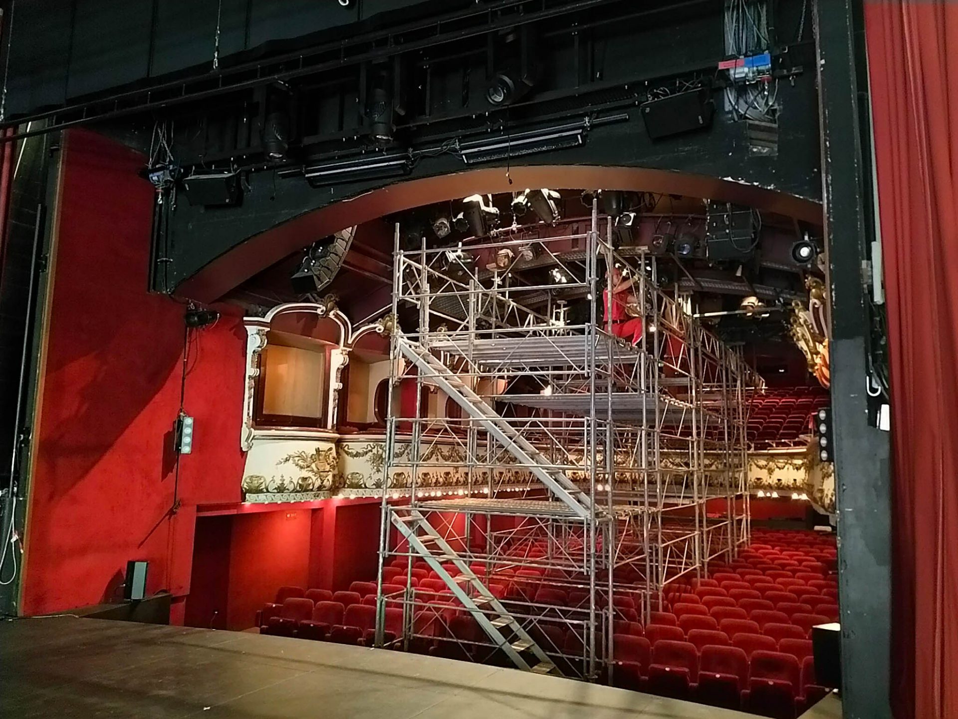 Echafaudages dans la salle des Arches du Casino Théâtre