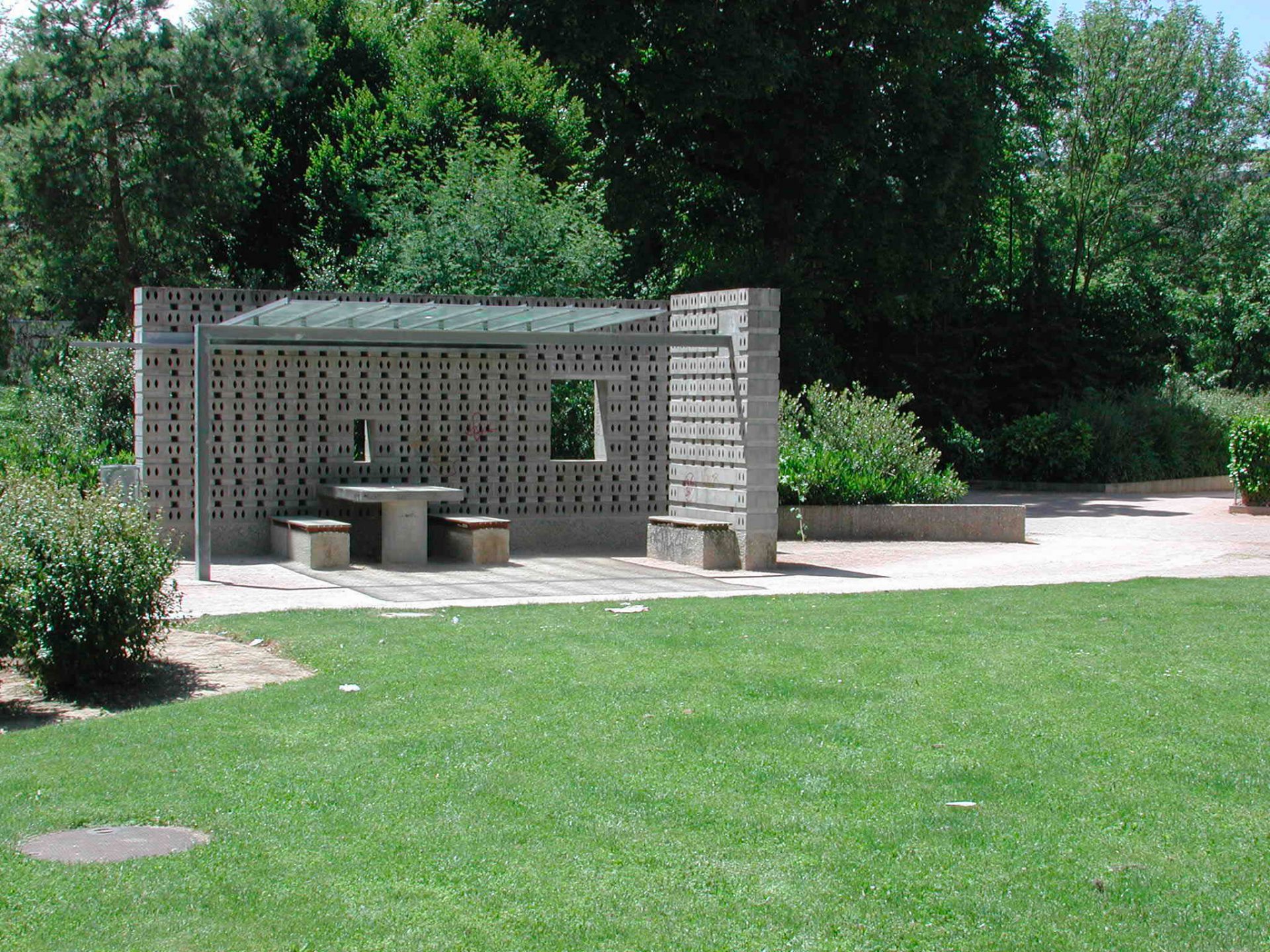 Banc couvert au jardin de la Minoterie