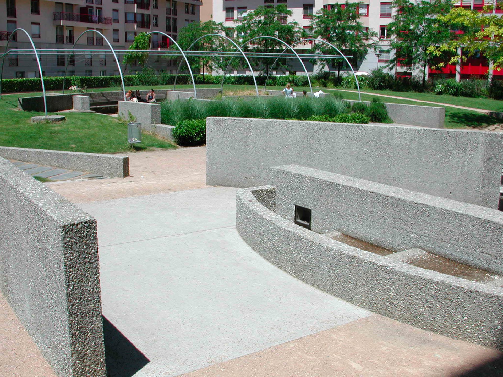 Cheminements et place publique du jardin de la Minoterie