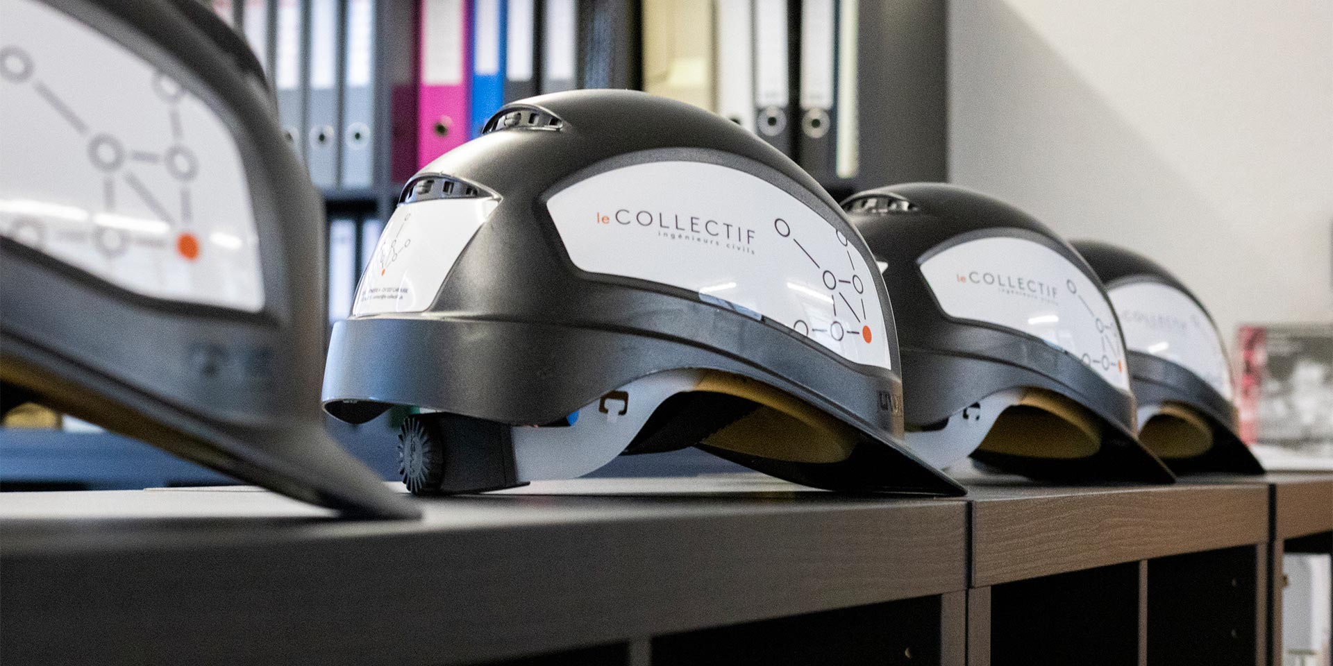 Photo des casques de chantier Le Collectif